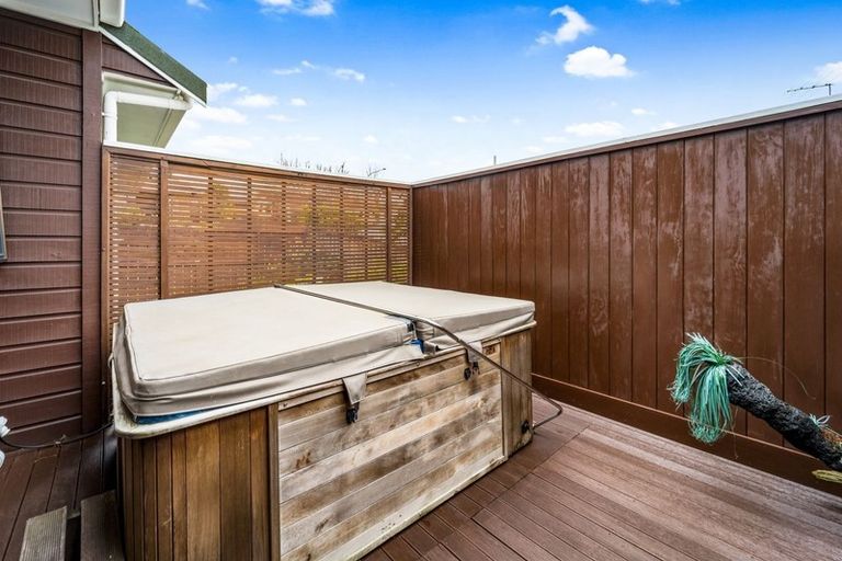 Photo of property in 32 Marina View Drive, West Harbour, Auckland, 0618