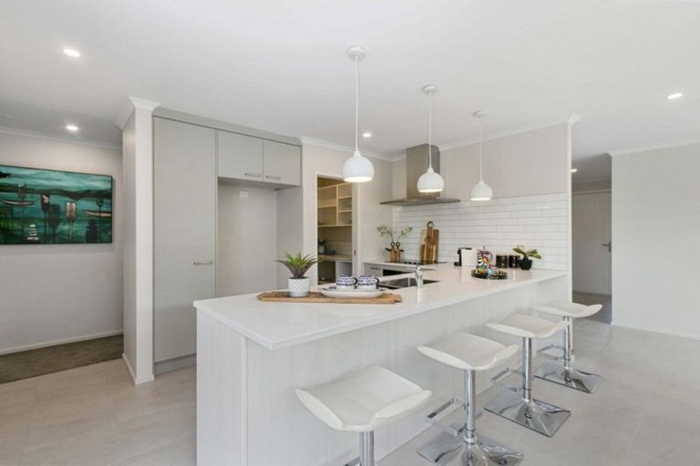 Photo of property in 8 Waituarua Drive, Takanini, 2112