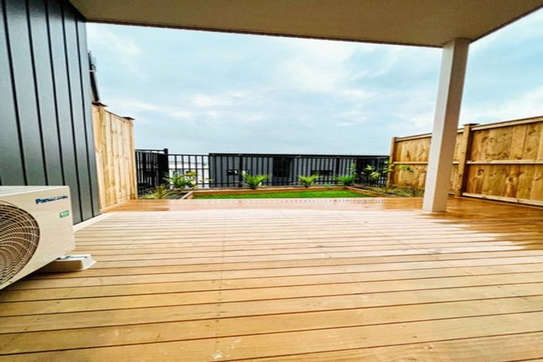 Photo of property in 20 Heketara Way, Massey, Auckland, 0614