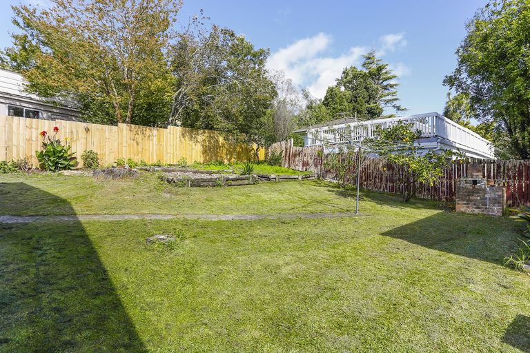 Photo of property in 16 Onedin Place, Titirangi, Auckland, 0604