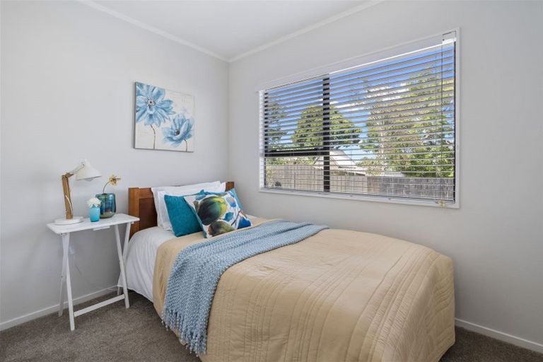 Photo of property in 2/23 Flaunty Place, West Harbour, Auckland, 0618