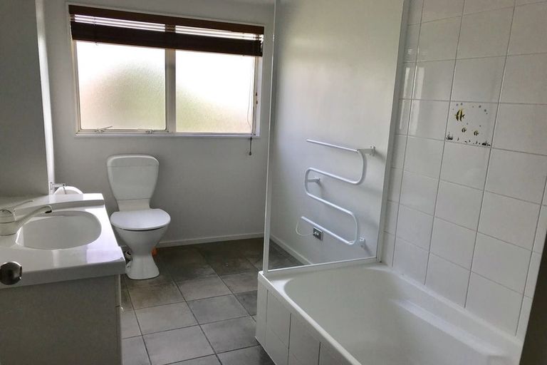 Photo of property in 2/22 Grenadine Place, Unsworth Heights, Auckland, 0632