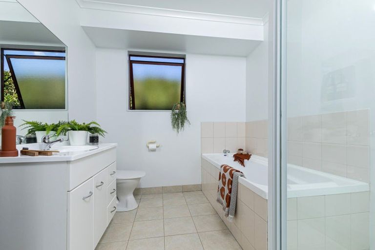 Photo of property in 10 Marbella Crescent, Oteha, Auckland, 0632