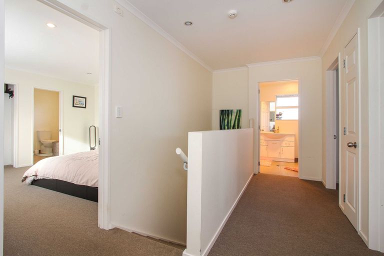 Photo of property in 40 Roberts Road, Glenfield, Auckland, 0629