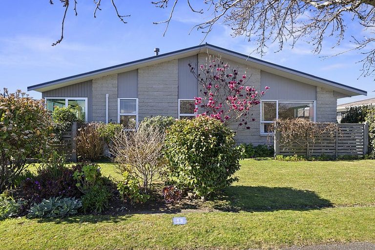 Photo of property in 13 John Guthrie Place, Merrilands, New Plymouth, 4312