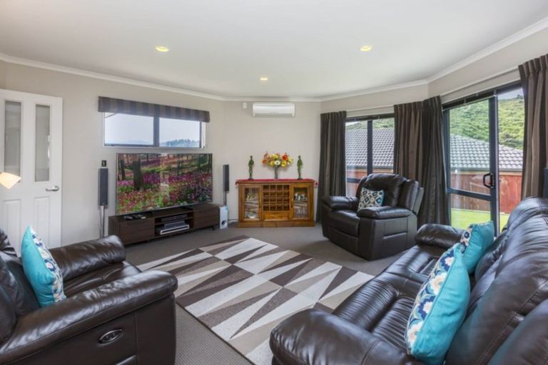 Photo of property in 44 King Charles Drive, Kingsley Heights, Upper Hutt, 5018