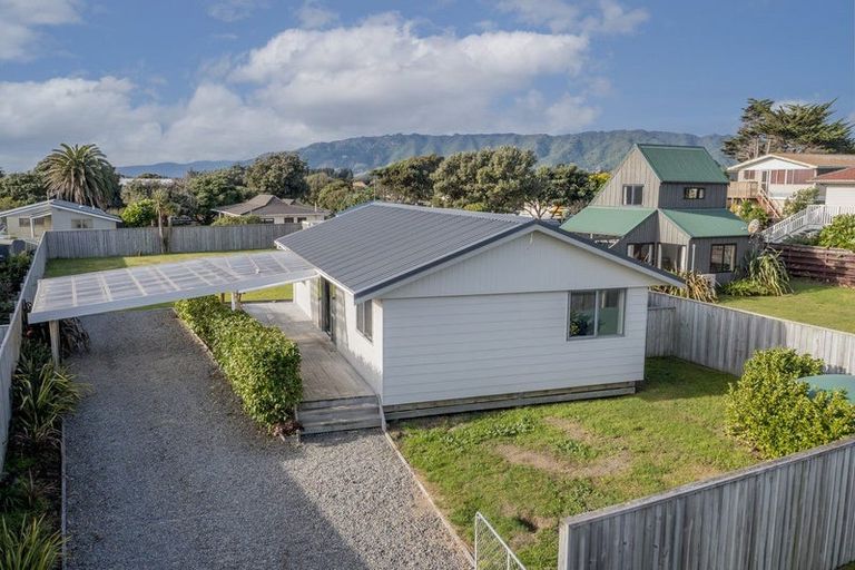 Photo of property in 7 Eruini Street, Waikanae Beach, Waikanae, 5036