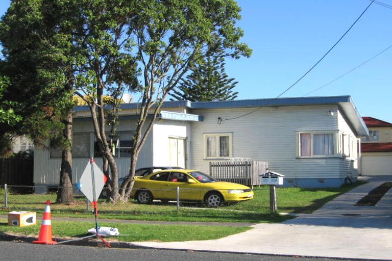 Photo of property in 23 Margan Avenue, New Lynn, Auckland, 0600
