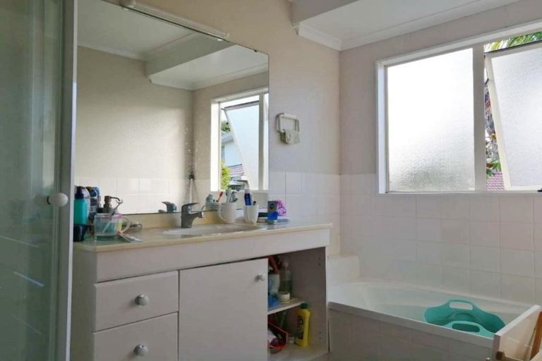 Photo of property in 28 Tyburn Lane, Unsworth Heights, Auckland, 0632