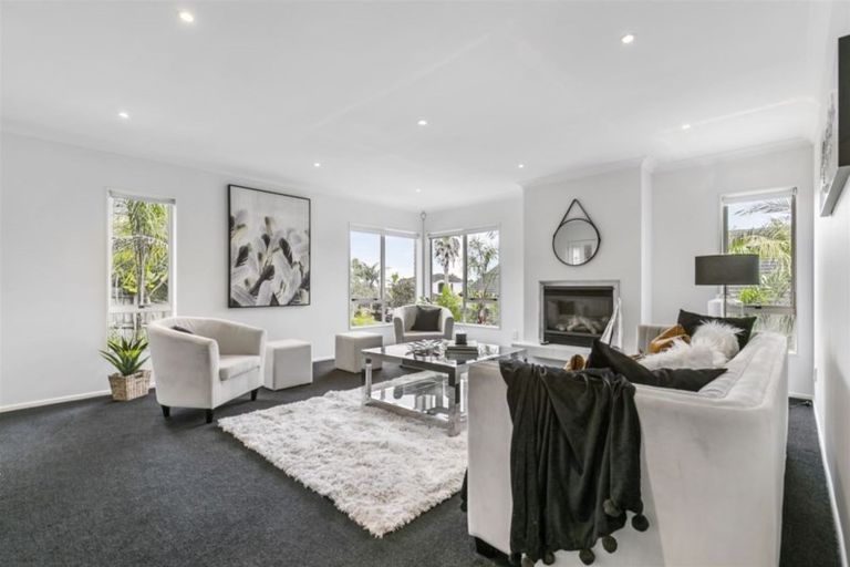 Photo of property in 6 Canonbie Place, East Tamaki Heights, Auckland, 2016