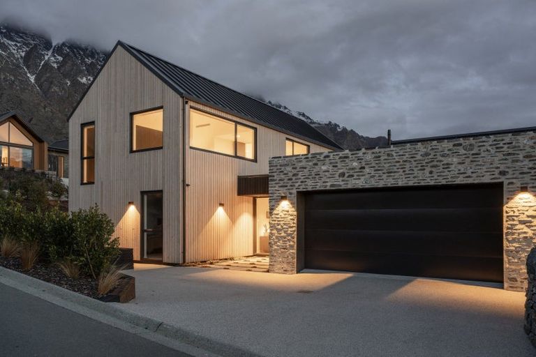 Photo of property in 15 Hackett Road, Jacks Point, Queenstown, 9371