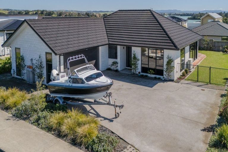 Photo of property in 4 Okohaka Avenue, Glenbrook, Waiuku, 2681