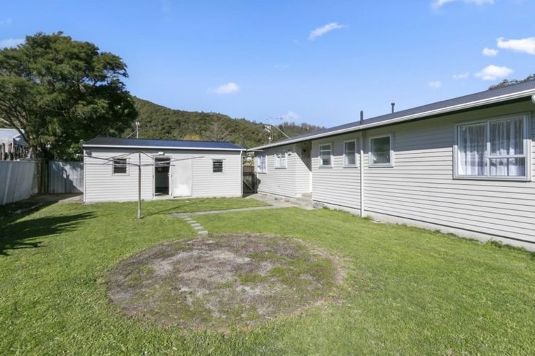 Photo of property in 3 Wicklow Grove, Wainuiomata, Lower Hutt, 5014