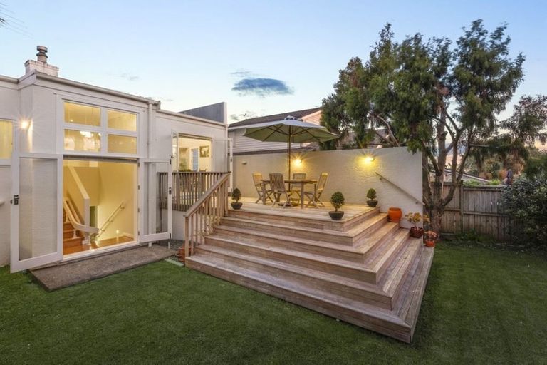 Photo of property in 19 Merani Street, Narrow Neck, Auckland, 0622