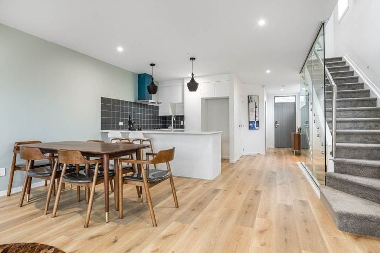 Photo of property in 7/10 Vinifera Place, Fairview Heights, Auckland, 0632