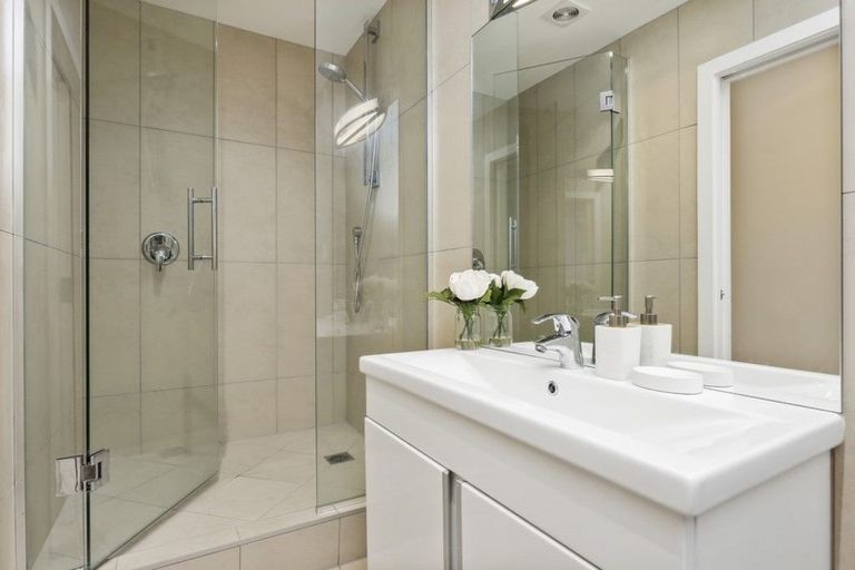 Photo of property in 1/130 Churchill Road, Rothesay Bay, Auckland, 0630