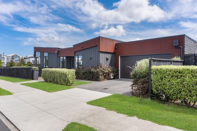 Photo of property in 1 Gallantry Crescent, Papakura, 2110