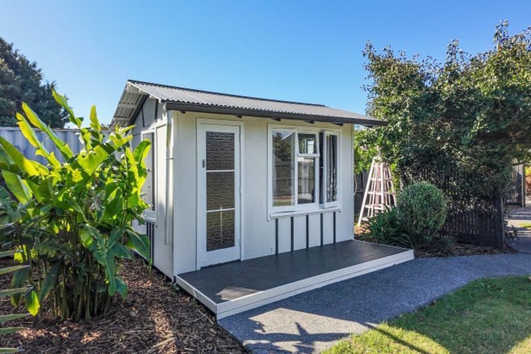 Photo of property in 28 Pitt Street, Clive, 4102
