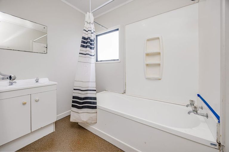 Photo of property in 2/5 Solveig Place, Randwick Park, Auckland, 2105