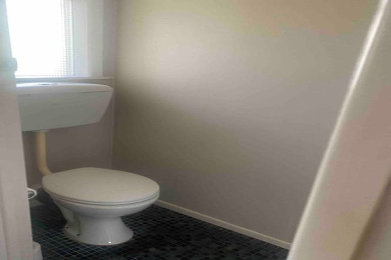 Photo of property in 25 Ellesmere Crescent, Pakuranga Heights, Auckland, 2010