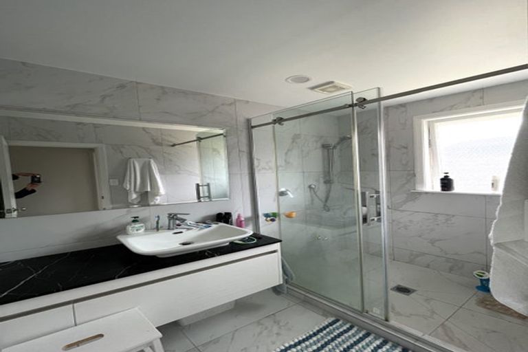 Photo of property in 31 Dawnhaven Drive, Te Atatu Peninsula, Auckland, 0610