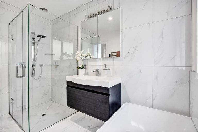 Photo of property in 4 Vardon Way, Waiwhakaiho, New Plymouth, 4312