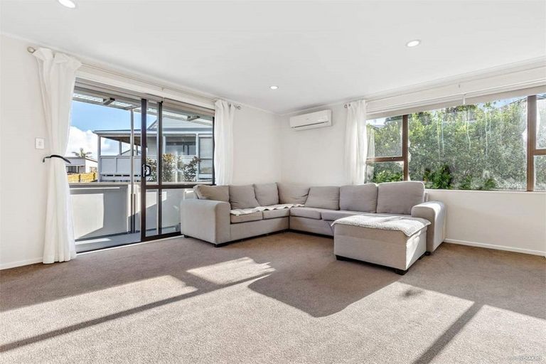 Photo of property in 15 Kayle Glen, West Harbour, Auckland, 0618