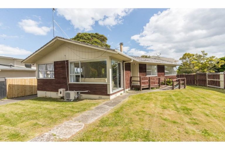 Photo of property in 78 Lantana Road, Green Bay, Auckland, 0604