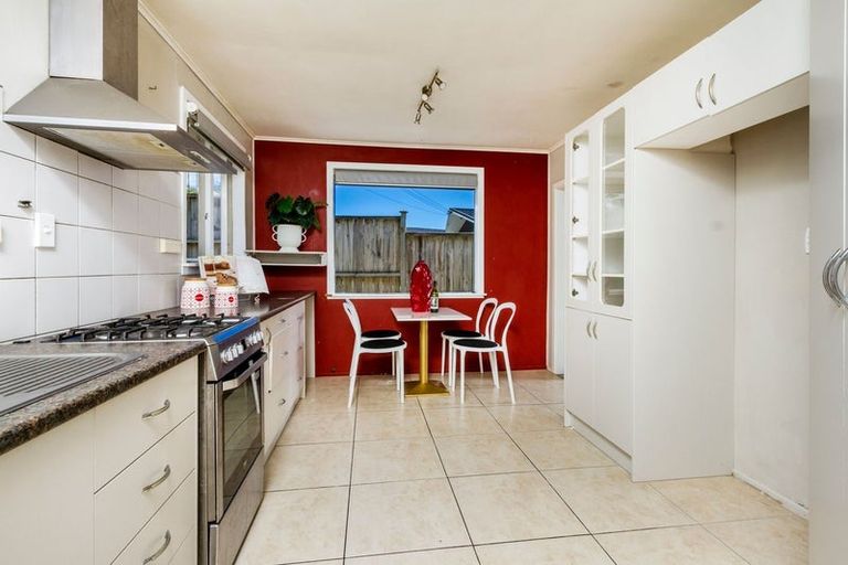 Photo of property in 70 Chivalry Road, Glenfield, Auckland, 0629