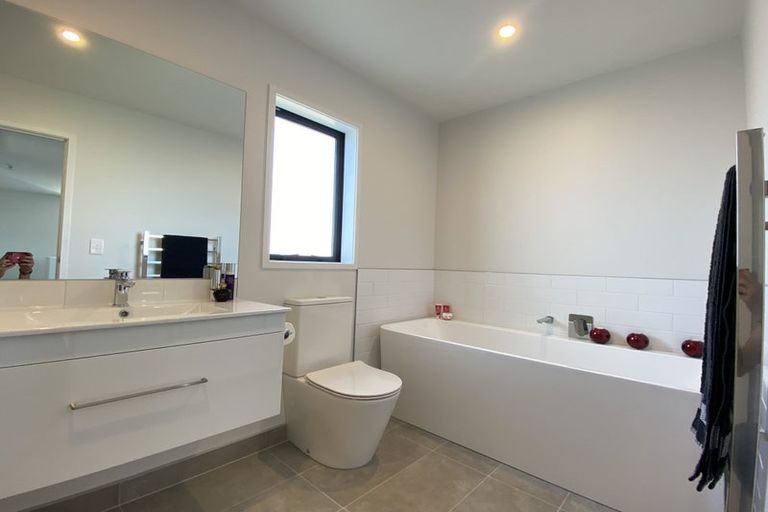 Photo of property in 1 Eric Gifford Drive, Ranui, Auckland, 0612