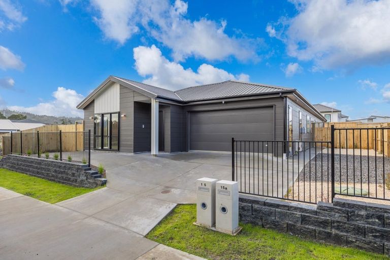 Photo of property in 15 Mcindoe Road, Kumeu, 0810