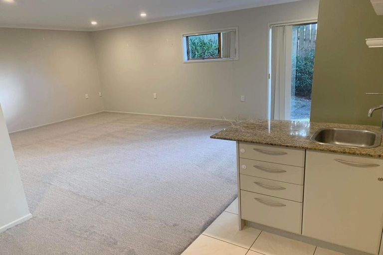 Photo of property in 33 Surf Road, Stanmore Bay, Whangaparaoa, 0932