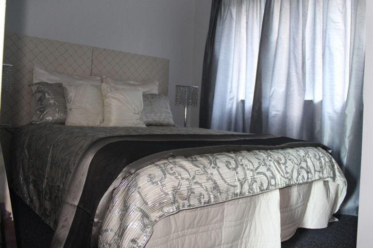 Photo of property in 1/17 Kupari Place, Totara Vale, Auckland, 0629