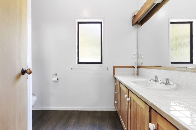 Photo of property in 9 Longfellow Parade, Glen Eden, Auckland, 0604