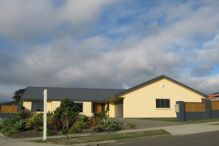 Photo of property in 35 Quadrant Heights, Paraparaumu, 5032