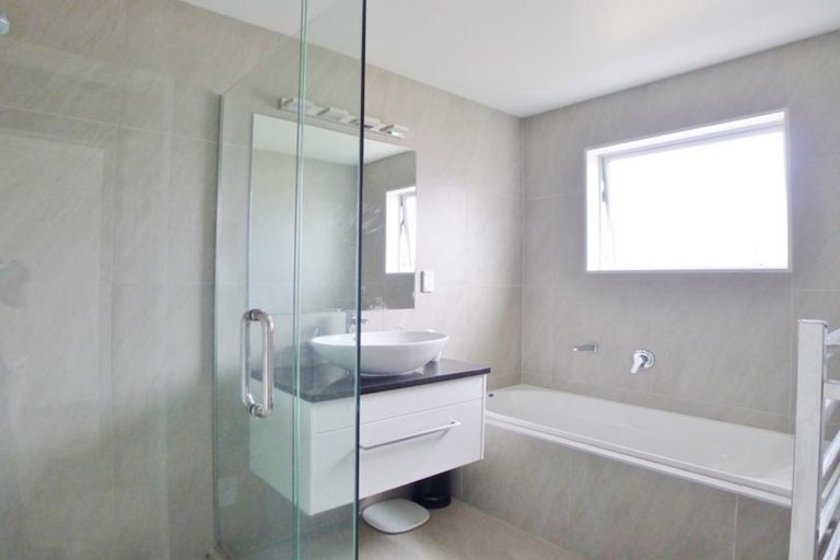 Photo of property in 4 Iwinuku Crescent, Wattle Downs, Auckland, 2103