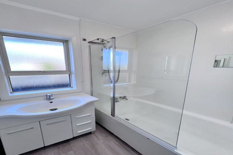 Photo of property in 12 Geelong Place, Burnside, Christchurch, 8053