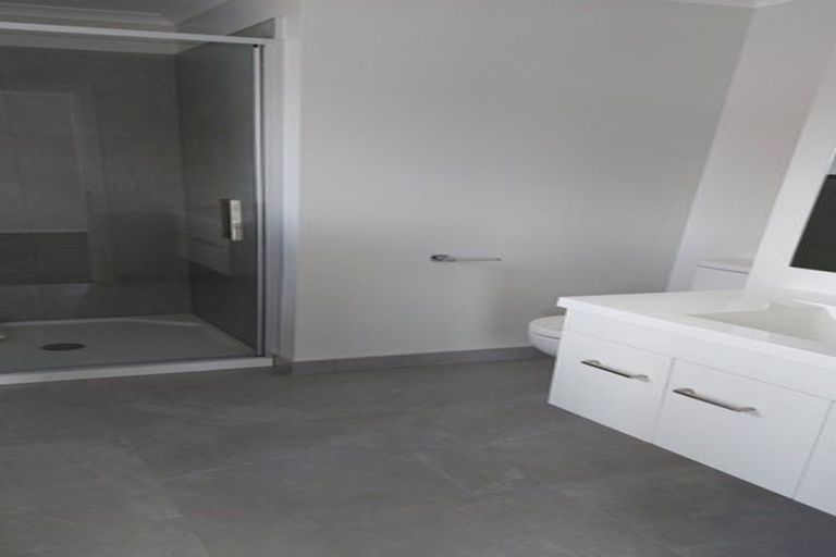 Photo of property in 5 Rewarewa Way, Timberlea, Upper Hutt, 5018