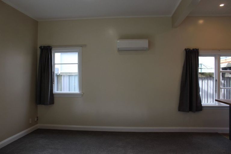 Photo of property in 5a Royal Crescent, Saint Kilda, Dunedin, 9012