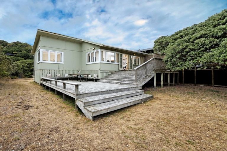 Photo of property in 22 North Piha Road, Piha, New Lynn, 0772