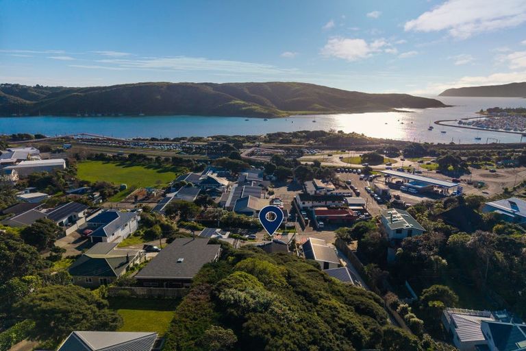Photo of property in 32 Paremata Crescent, Paremata, Porirua, 5024