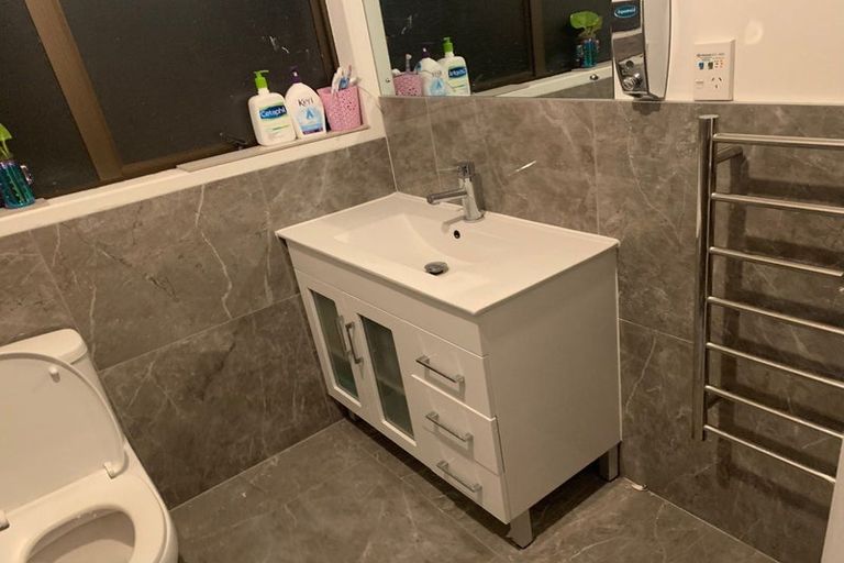 Photo of property in 8 Garner Place, Glenfield, Auckland, 0629