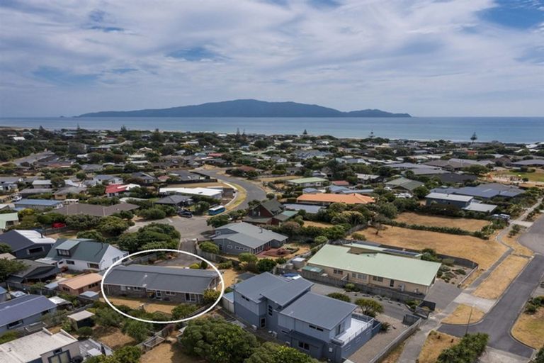 Photo of property in 23 Tobys Way, Waikanae Beach, Waikanae, 5036