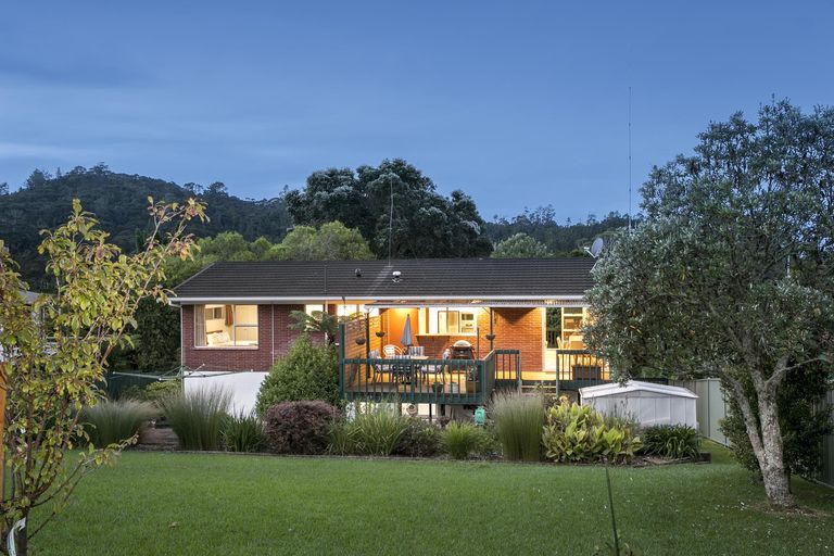 Photo of property in 11 Grassmere Road, Henderson Valley, Auckland, 0612