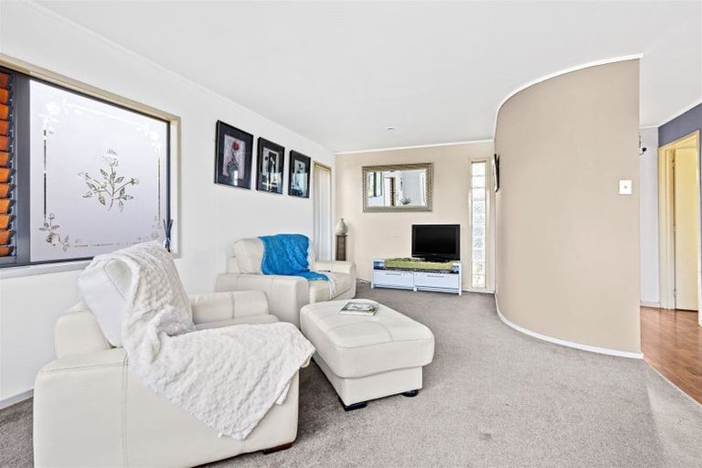 Photo of property in 689 Beach Road, Rothesay Bay, Auckland, 0630