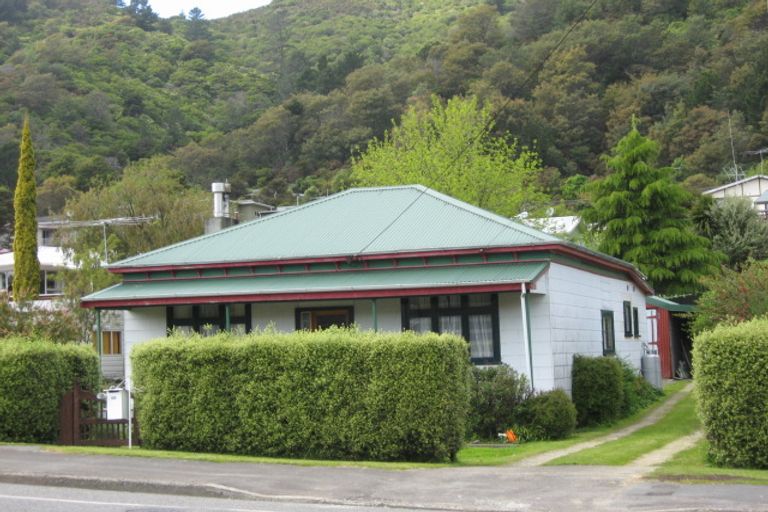 Photo of property in 108 Waikawa Road, Picton, 7220