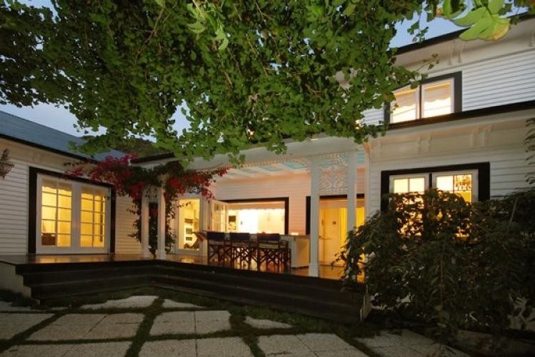 Photo of property in 18 Nikau Street, Eastbourne, Lower Hutt, 5013