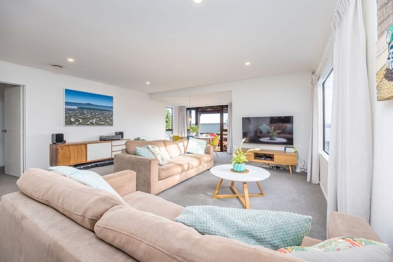 Photo of property in 2/33-35 Teal Crescent, Beach Haven, Auckland, 0626