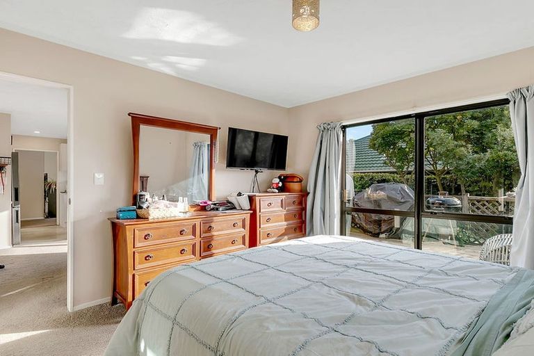 Photo of property in 6 Westridge, Camborne, Porirua, 5026