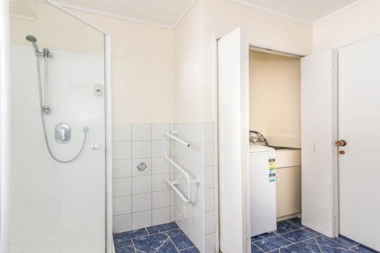 Photo of property in 2/52 Waitaki Street, Henderson, Auckland, 0612